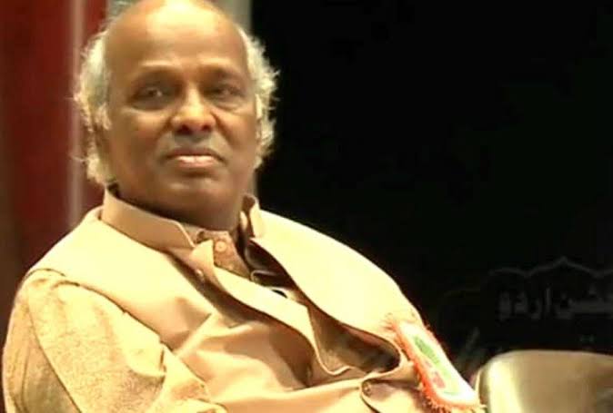 airnewsalerts's tweet photo. Famous lyricist and poet #RahatIndori died of a heart attack. He was admitted to hospital in Indore, MP yesterday due to #corona infection. https://t.co/BrsO6Tqm76