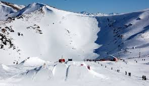 MaruOrtizTw's tweet photo. #Chubut ➡️ "Ya a esta altura de la temporada no tiene sentido abrir el cerro @CAMLaHoya. Quizás podría hacerse una apertura para el turismo local, pero lleva muchos días la preparación para lo poco que queda de días de nieve. Además es muy costoso", @Mariano_Riq en @CadenaTiempo https://t.co/kXz0UEatWG