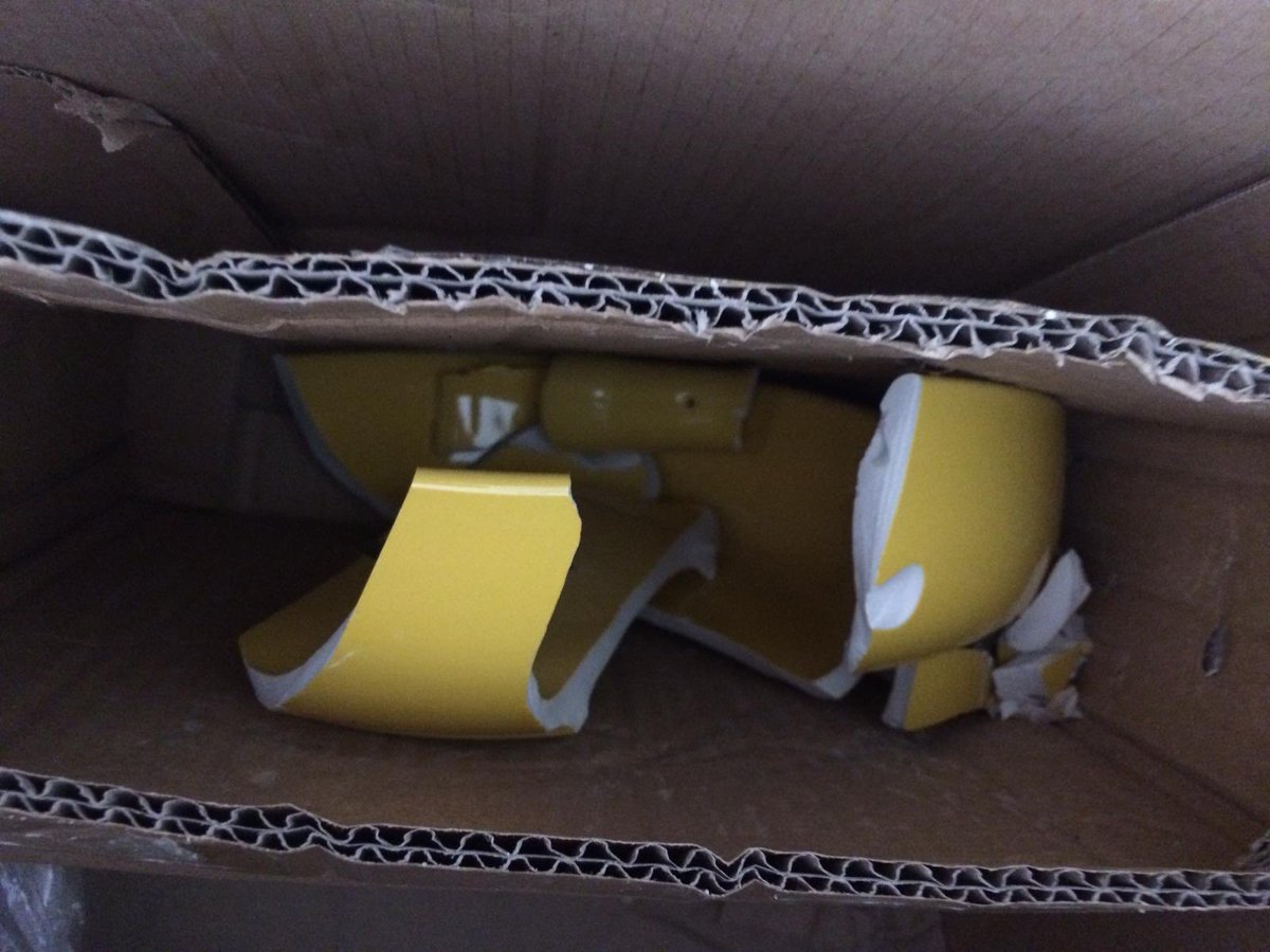 Snestu's tweet photo. @TKMaxx_UK @Hermesparcels Awesome delivery that my GF ordered. What a waste of money!! https://t.co/7RLNxwbh5U