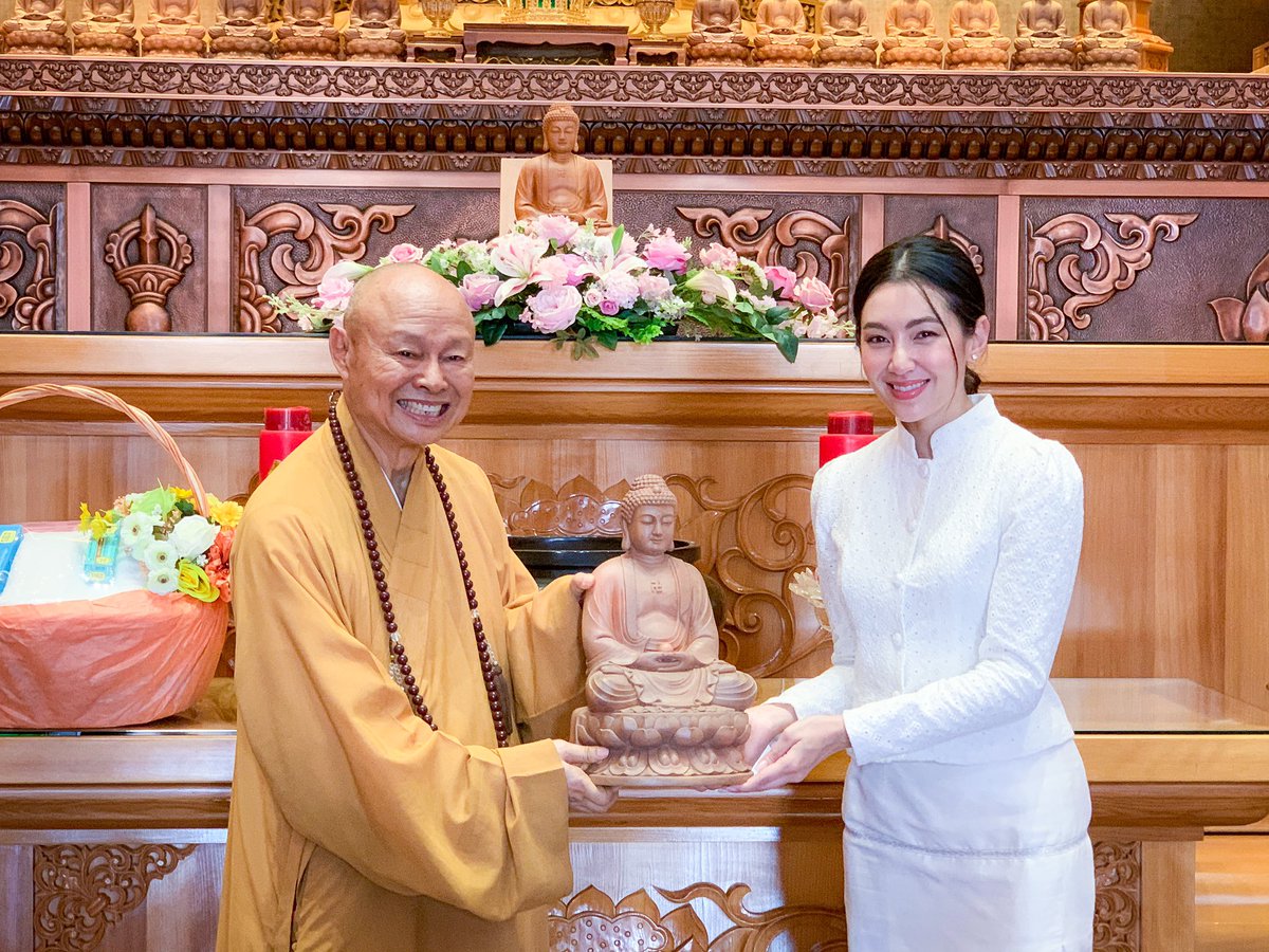 prayasuren109's tweet photo. มงคลย่ามเช้า
#เทศกาลวันแม่แห่งชาติ #แม่ได้เที่ยวเราได้บุญ
หลังจากงานละคร ก็ต่อด้วยงานบุญ 

พรจากพ่อแม่คุณวิเศษศักดิ์สิทธิ์
เหนือเครื่องรางทั้งปวง
พระใดประเสริฐเลิศกว่า
คำอวยพรพ่อแม่ก็หาไม่

#ใครที่ยังมีแม่อยู่ก็อย่าดูแลท่าน
#ใครที่เสียแม่ไปแล้วก็ทำบุญอิทิศให้ท่านกันบางนะลูกๆทุกคน https://t.co/n80bsjWiPz