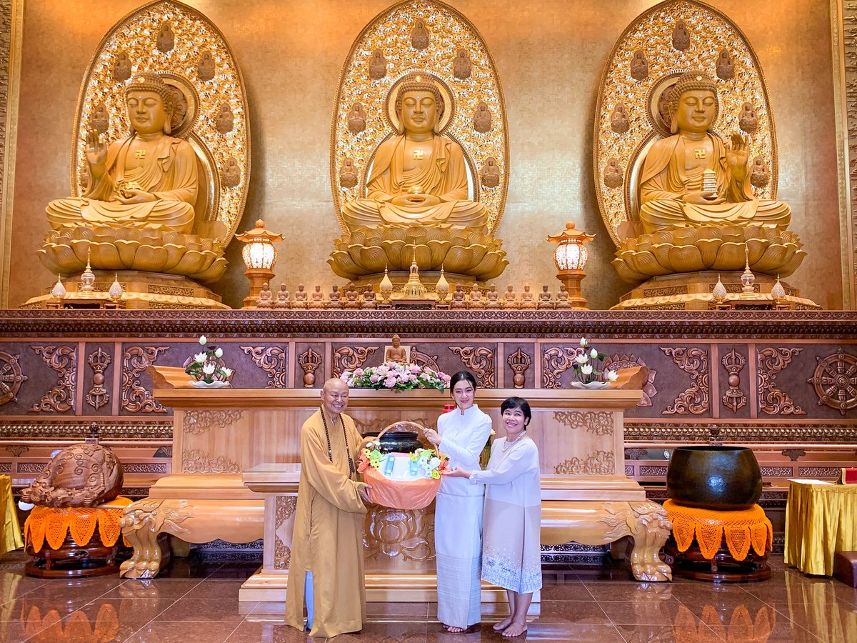 prayasuren109's tweet photo. มงคลย่ามเช้า
#เทศกาลวันแม่แห่งชาติ #แม่ได้เที่ยวเราได้บุญ
หลังจากงานละคร ก็ต่อด้วยงานบุญ 

พรจากพ่อแม่คุณวิเศษศักดิ์สิทธิ์
เหนือเครื่องรางทั้งปวง
พระใดประเสริฐเลิศกว่า
คำอวยพรพ่อแม่ก็หาไม่

#ใครที่ยังมีแม่อยู่ก็อย่าดูแลท่าน
#ใครที่เสียแม่ไปแล้วก็ทำบุญอิทิศให้ท่านกันบางนะลูกๆทุกคน https://t.co/n80bsjWiPz