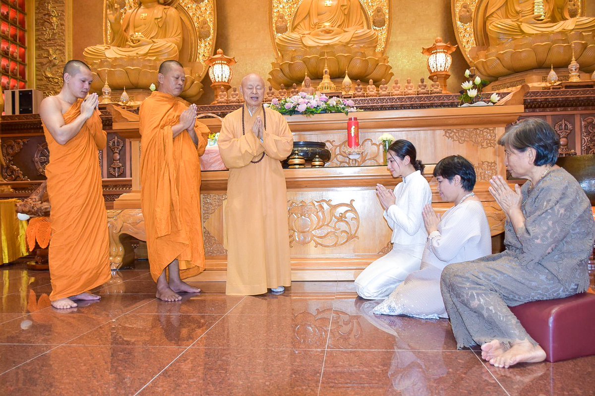 prayasuren109's tweet photo. มงคลย่ามเช้า
#เทศกาลวันแม่แห่งชาติ #แม่ได้เที่ยวเราได้บุญ
หลังจากงานละคร ก็ต่อด้วยงานบุญ 

พรจากพ่อแม่คุณวิเศษศักดิ์สิทธิ์
เหนือเครื่องรางทั้งปวง
พระใดประเสริฐเลิศกว่า
คำอวยพรพ่อแม่ก็หาไม่

#ใครที่ยังมีแม่อยู่ก็อย่าดูแลท่าน
#ใครที่เสียแม่ไปแล้วก็ทำบุญอิทิศให้ท่านกันบางนะลูกๆทุกคน https://t.co/n80bsjWiPz