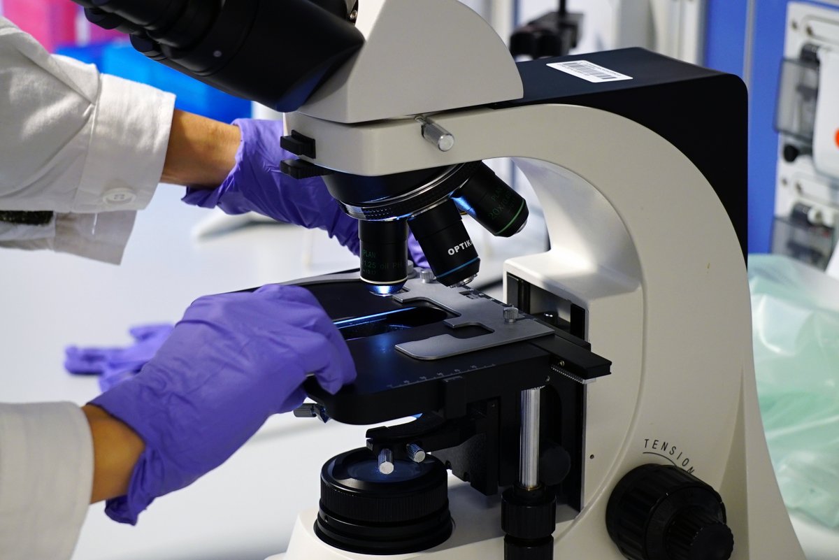 EU_Commission's tweet photo. 23 new research projects will develop solutions to fight the #coronavirus, thanks to €128 million in EU funding. 💪

These projects will support patients, healthcare workers, businesses and others to cope with the long-term impacts of the pandemic.

More: https://t.co/3HJaaz7Qbm https://t.co/biv68g6Zhc