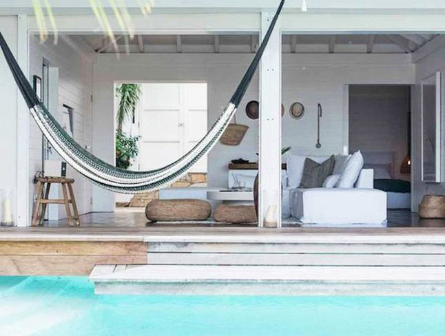 🌊 Nos encantan las casas de aire mediterráneo. 
Cómo resistirse a esos muros gruesos y a esas paredes blancas, en estos meses de verano en los que el interior de estas casas parece que te llaman para refrescarte.❄️

👉 Aqúi: ow.ly/ZGZM50AW9zF

#decoverano #tudecora_com