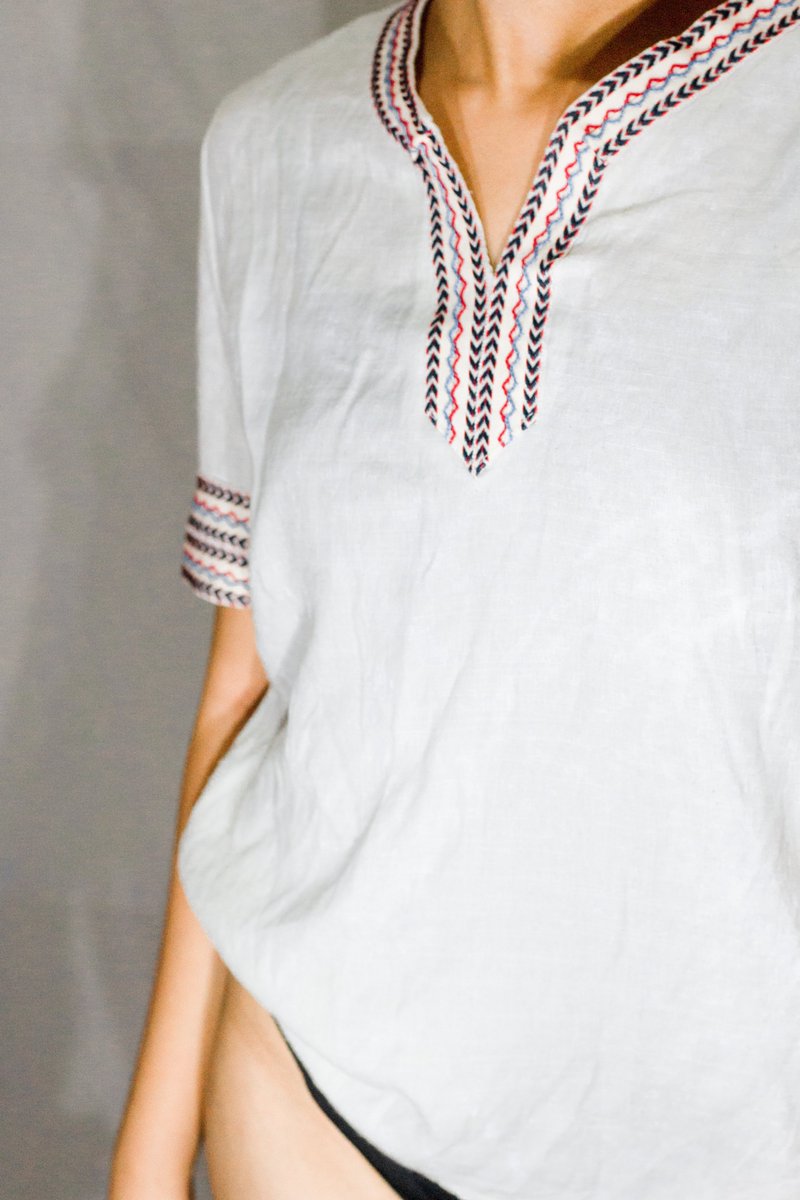 chencreates's tweet image. WHITE TOP WITH KEY HOLE FROM H&amp;amp;M
Price: P99

SIZE: S-M
CONDITION: 10/10
ㅤ
The item have been used lightly.
All items in excellent condition unless noted.