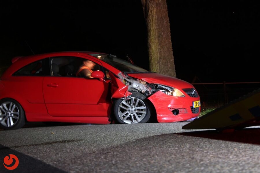 Geen letsel bij aanrijding met boom - FRIESCHEPALEN – Aan de Hearsterwei is in de nacht naar dinsdag een bestuurster met haar auto tegen een boom gebotst. Het ongeval... -..