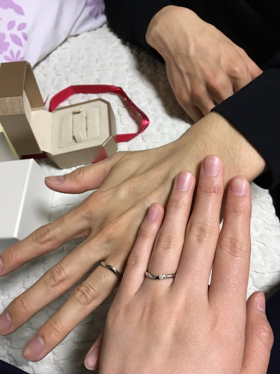 ちさと みんなの結婚指輪自慢して トレセンテの結婚指輪 自分がつけるならトレセンテって決めてて 歳を重ねても違和感のないデザインにしました 内側にはお互いの誕生石とピンクダイヤを埋め込んでます 旦那さん最初自分もダイヤのついた に