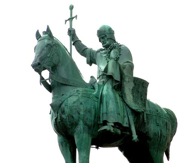 11 août 1297 canonisation de Louis IX
Après la mort du roi Louis IX l'Église instruit son procès en canonisation. Celle-ci est prononcée par le pape Boniface VIII , sous le règne de son petit-fils Philippe IV le Bel, la monarchie capétienne est alors à son maximum de prestige .