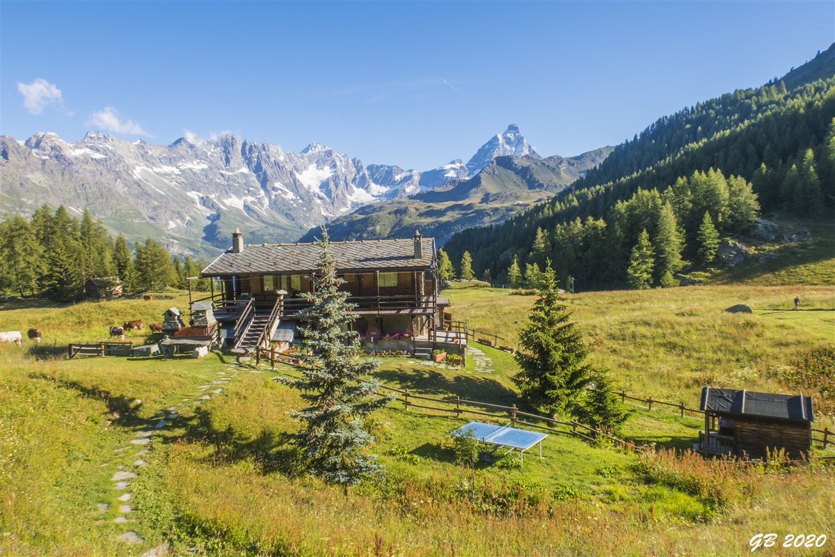 Valle_dAosta's tweet photo. Scorci di #ValledAosta 
La pace del villaggio di #Cheneil a Valtournenche 
(sullo sfondo il #Cervino)
(foto G. Bistoletti) 
https://t.co/mPCqm0l8pF 

#10agosto #visitvalledaosta https://t.co/iWtVcfNnqw