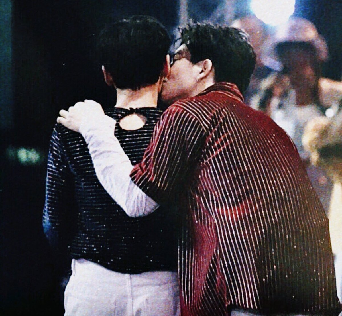 ventumchi's tweet photo. 𝗪𝗿𝗼𝗻𝗴 𝗧𝗶𝗺𝗶𝗻𝗴

An Offgun Au// Off is an awful person, he never talked without cussing, he almost killed someone. Not until he met Gun, and the latter asked him for some help. Will they succed or fall back down? 

"You said you'll be there for me, but where are you now?" https://t.co/Md19E0Cbdb