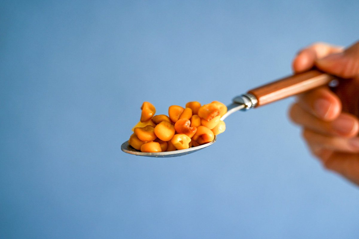 スプーンで食べる焼きとうもろこし