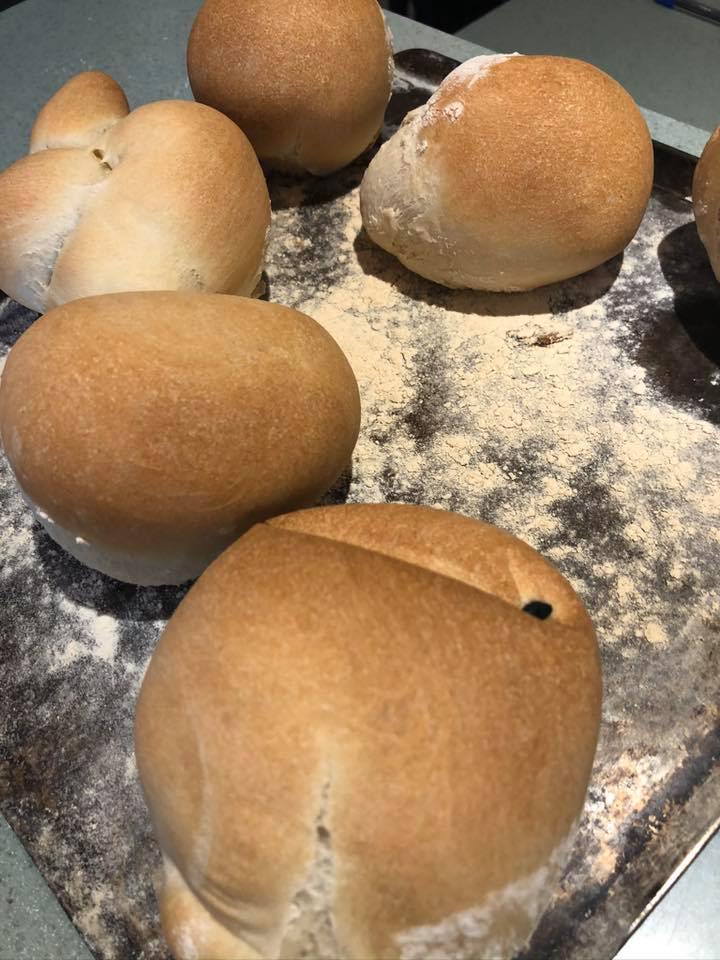 HunnypotCottage's tweet image. Do you love the smell of a freshly baked loaf wafting through the house?

Learn the skills you need to become a master baker with Hunnypot Cottage Bakery. 

Find out more here hunnypotcottagebakery.co.uk/food-courses.h…

#Breadcourses #Learntobakebread