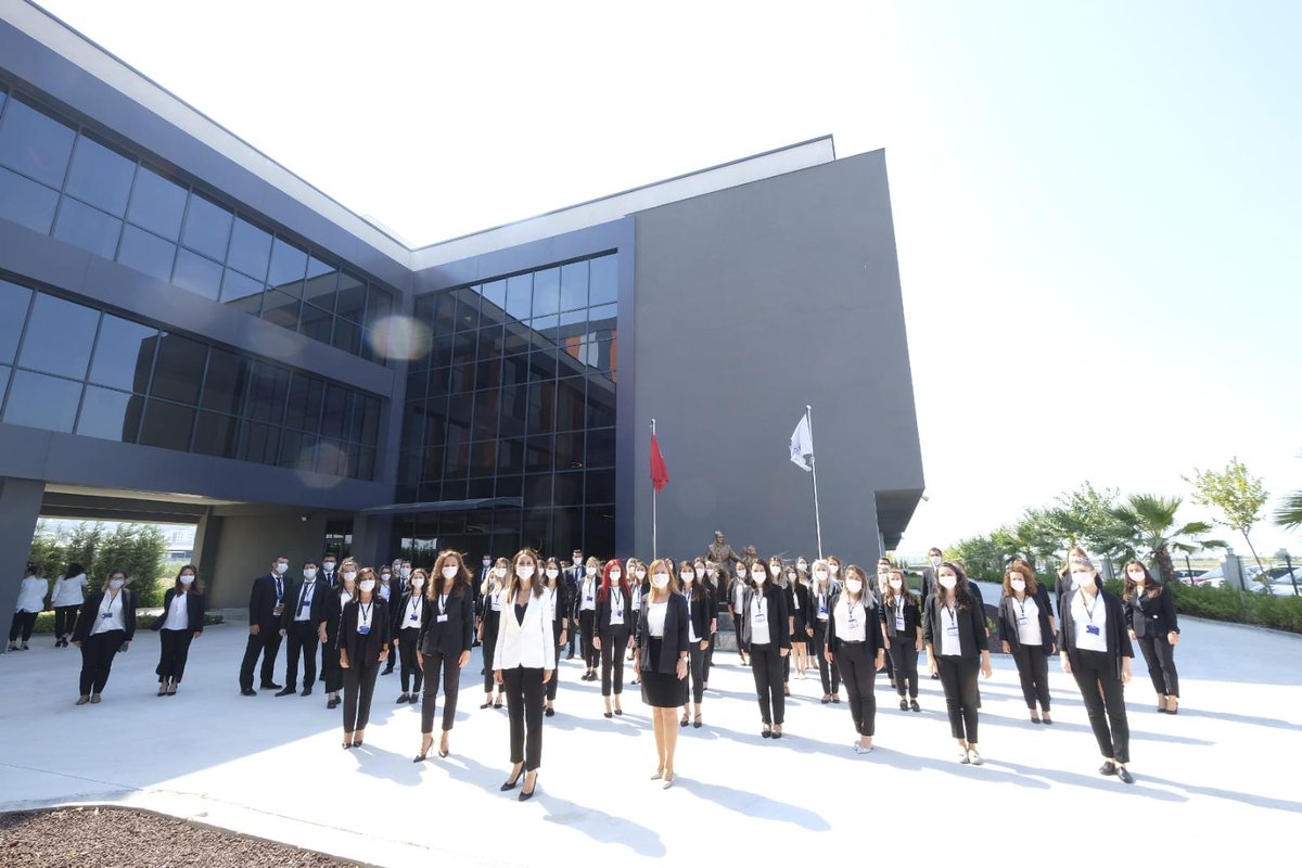Ailemizin değerli üyeleri öğretmenlerimizle uzun bir aradan sonra tam kadro BERABERİZ. Şimdi hep birlikte öğrencilerimize kavuşacağımız günü heyecanla bekliyoruz. Herkese sağlıklı ve başarı dolu yeni bir eğitim – öğretim yılı diliyoruz.

#BilnetOkulları #BilnetleGelecekDahaNet