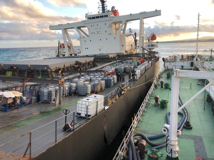 ANI's tweet photo. Evacuation of 1000 tonnes fuel oil from Wakashio by barge deployed by Indian Oil (Mauritius) Ltd IOML in progress: High Commission of India, Port Louis, Mauritius https://t.co/OJU1HSHy9Y