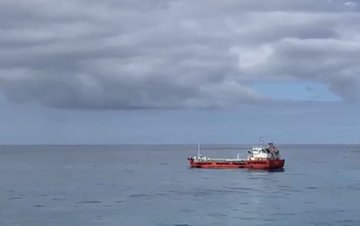 ANI's tweet photo. Evacuation of 1000 tonnes fuel oil from Wakashio by barge deployed by Indian Oil (Mauritius) Ltd IOML in progress: High Commission of India, Port Louis, Mauritius https://t.co/OJU1HSHy9Y