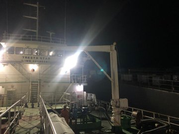 ANI's tweet photo. Evacuation of 1000 tonnes fuel oil from Wakashio by barge deployed by Indian Oil (Mauritius) Ltd IOML in progress: High Commission of India, Port Louis, Mauritius https://t.co/OJU1HSHy9Y
