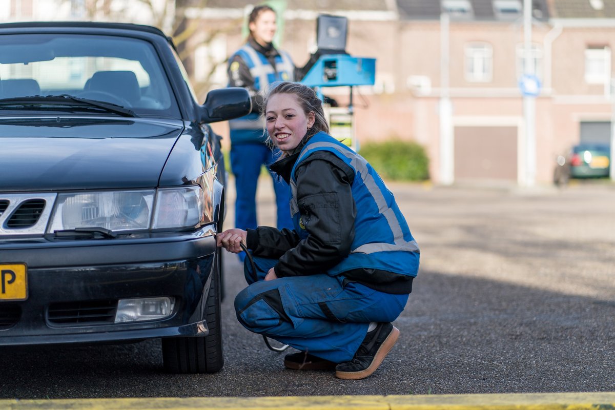 degroenegarage's tweet photo. 13 aug gaan onze Servicemedewerkers samen met @naarZuidLimburg aan de slag bij Houben Renovatie en @bakkerpaulissen in #Maastricht. Ons team controleert de bandenspanning en brengt deze indien nodig direct weer op de juiste spanning✅. #co2besparing #kostenbesparing #veiligrijden https://t.co/IRXgmvl0PR