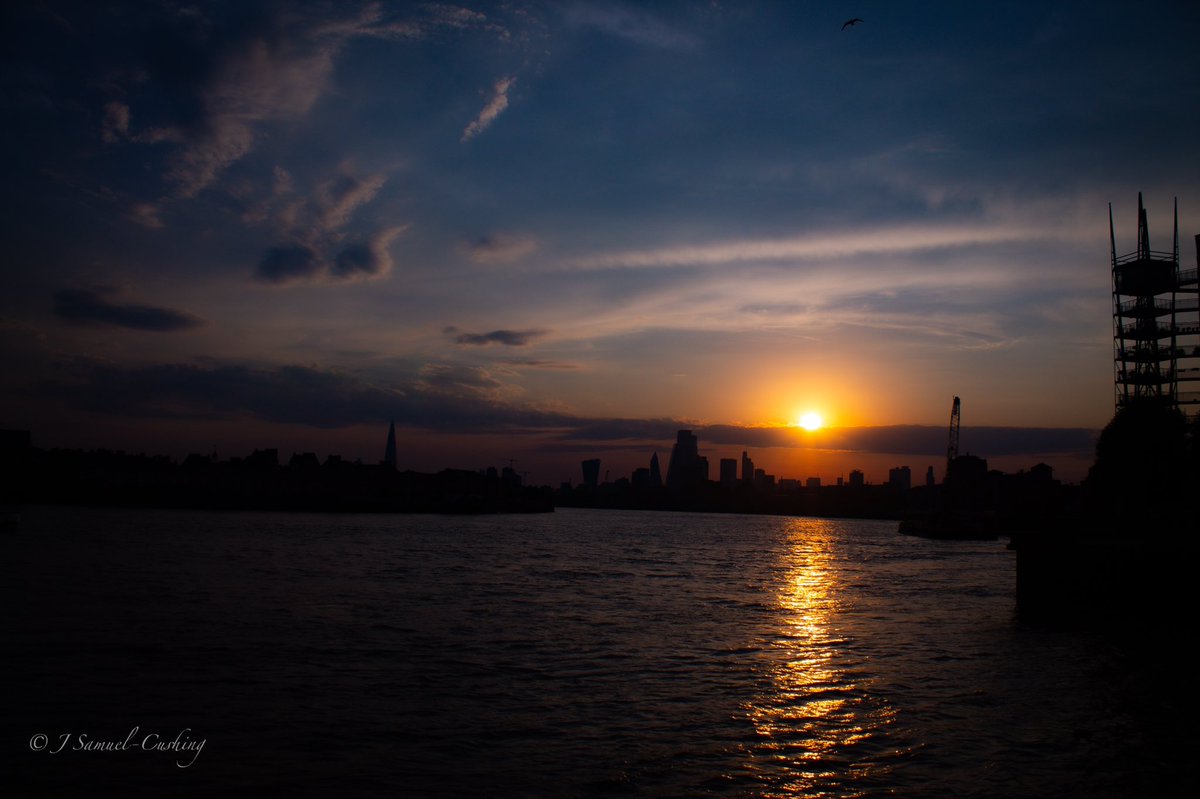 CushingJs's tweet photo. Sunset over the Thames, from the Docklands

#sunset #London #LondonSkyline #LondonSunsets https://t.co/grS24x9esE