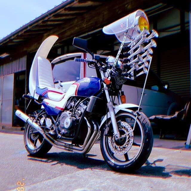 JADE19940503's tweet photo. 今仕事終わった！
いったん家帰ってから
バイクの調子が
どう変わったのか
確かめに行こうかなぁ！

今更だけど今日から
勉強しようかと
コール動画を
見始めた！笑

コールできる人達は
私にとっては
神様的存在❤️w 

⬇️このバイク
かっこいい🤣❤️ https://t.co/Ml3KizqZJS