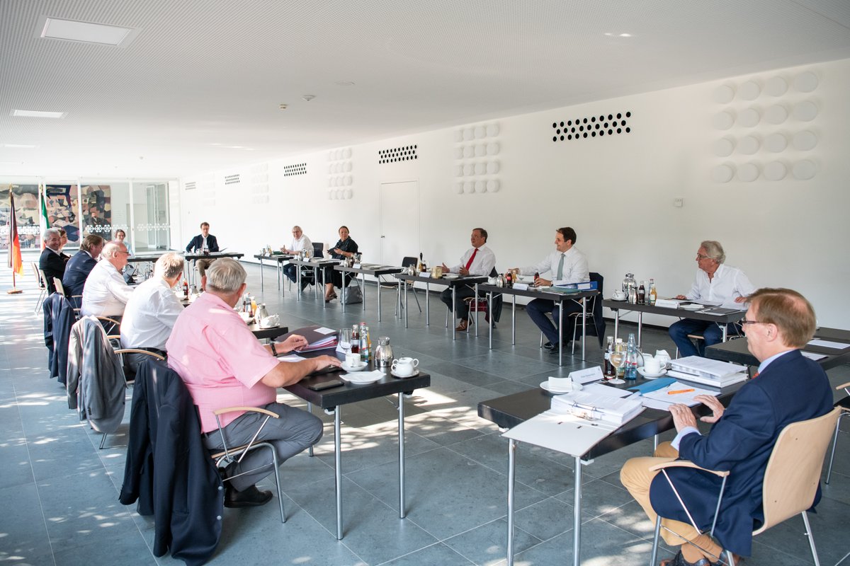landnrw's tweet photo. Das Landeskabinett verlängert heute die #Corona-Schutzverordnung zunächst bis 31. August: „Es wird keine weiteren Öffnungen geben. Wir müssen vorsichtig bleiben und achtsam sein“, so Ministerpräsident @ArminLaschet. https://t.co/bePyWF350u