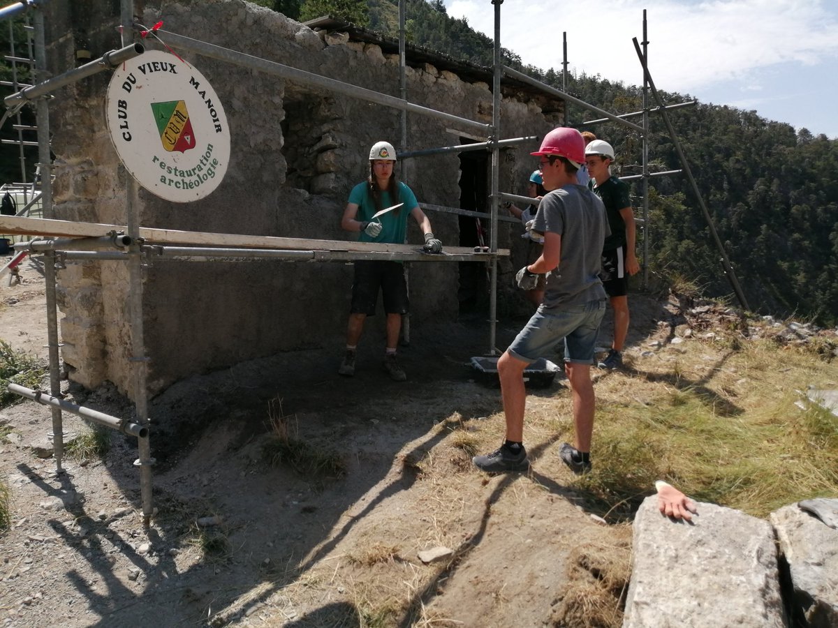 Le #chantier du Club du Vieux Manoir à #Briançon est toujours un succès : les #jeunes participent à la #restauration du #patrimoine local (maçonnerie, rejointoiement, nettoyage de la végétation ou encore enduit), découvrent les environs, et profitent de l'air de la #montagne !