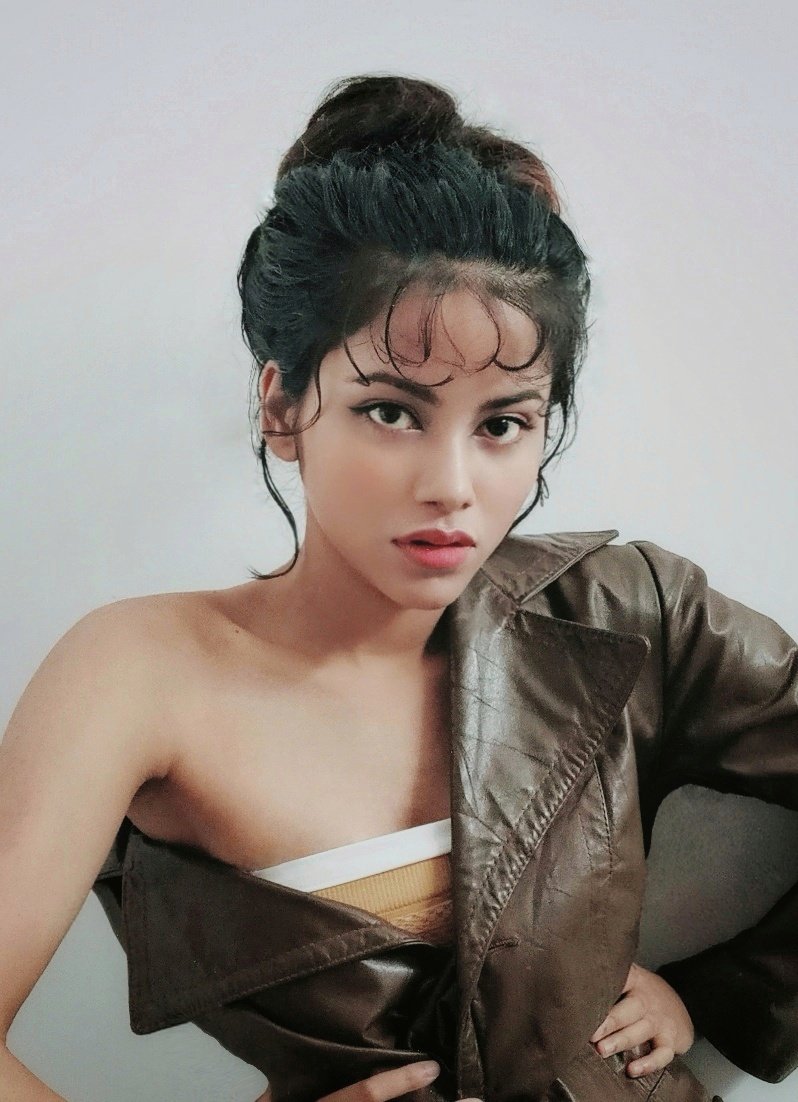 Priyanka_India7's tweet photo. You know life's getting harder when i'm doing this, because you ask me to post pictures &amp; I need to look good but I have none that fits the criteria 😂😂 https://t.co/DDWS4RDCYD