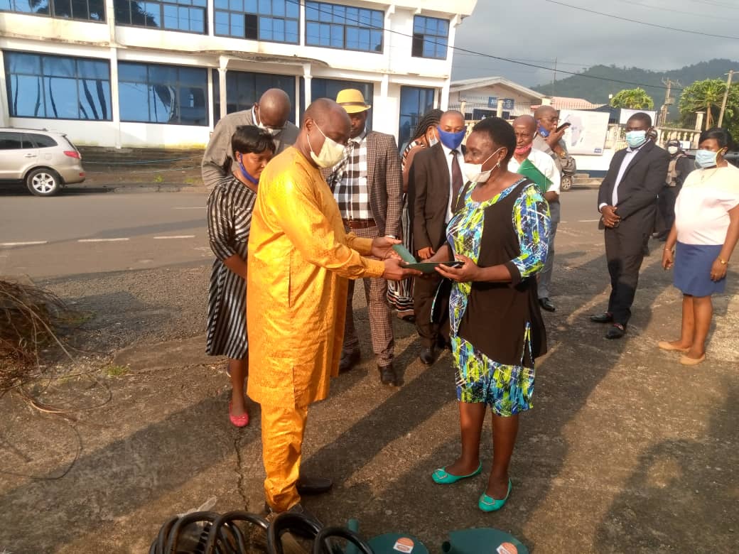Limbe1Council's tweet photo. Speaking at the ceremony the Lord Mayor of Limbe 1 Council expressed gratitude to the minister and promised to distribute to the various quarters in the municipality to get them involve in the competition. https://t.co/nmBj1tTvFx