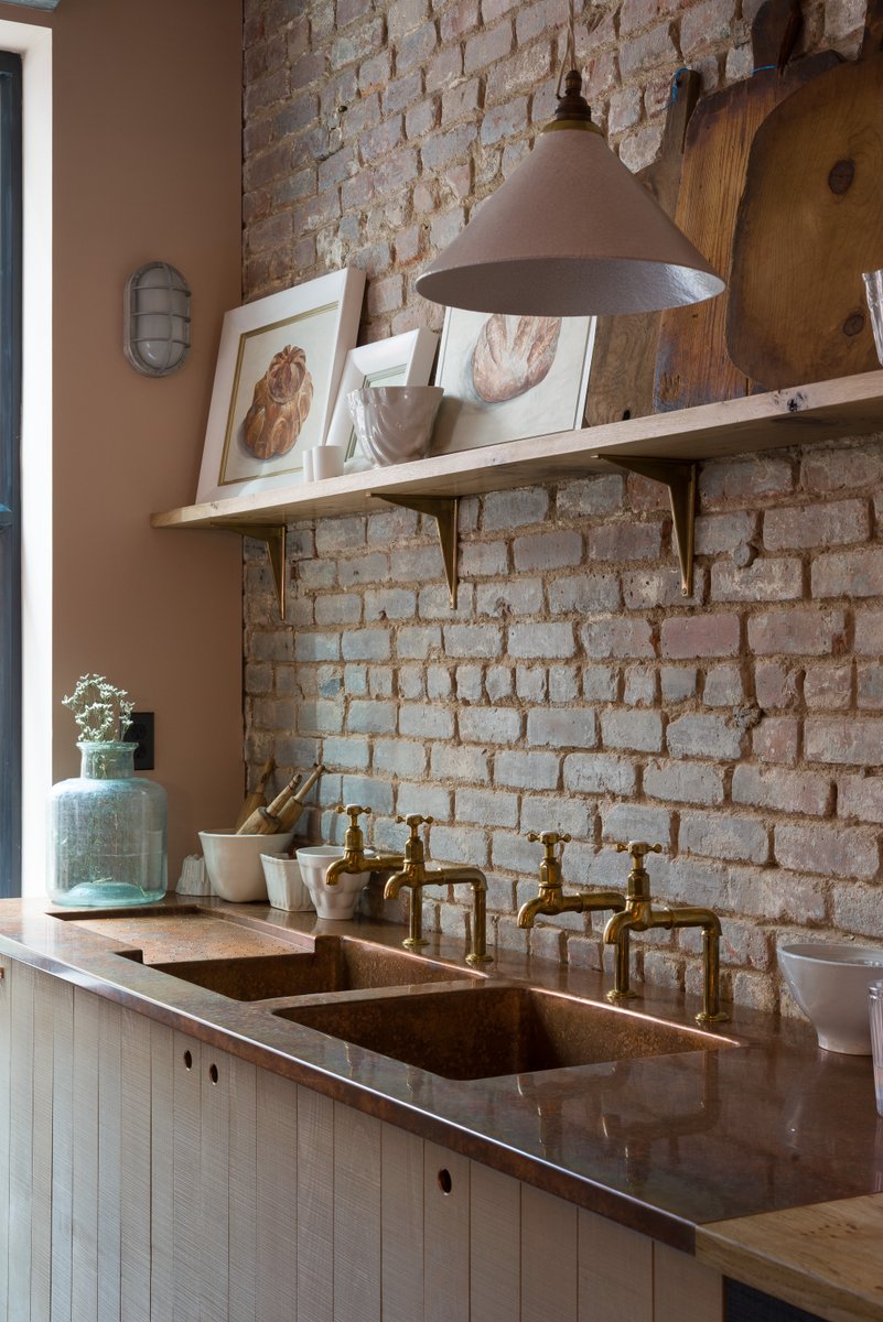 deVOLKitchens's tweet photo. We feel very lucky to have such a talented metal team, just look at this perfectly aged copper worktop, sink and integrated draining board... heaven. #TuesdayThoughts #Copper https://t.co/Yyk3rtbmBu