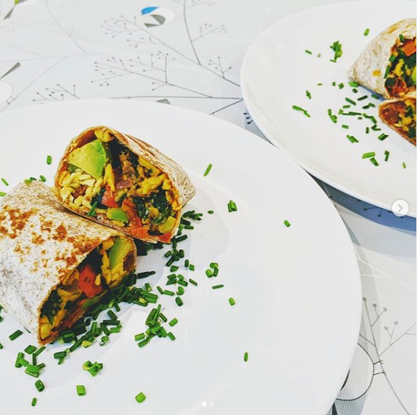doanngoc11's tweet photo. Follow @healthfitness.247 ❤️
Eggless breakfast wrap 😋🌱
Super simple to make:
Onions (1/4)
Peppers(1/4)
Sun-dried tomatoes (1-2)
Spinach
Avocado(1/2)
Vegan egg mix (we use Orgran @orgran_usa vegan egg)
@applewood_cheese vegan cheese

#health #fitness #crueltyfree #healthyfood https://t.co/j9irwhAa5I