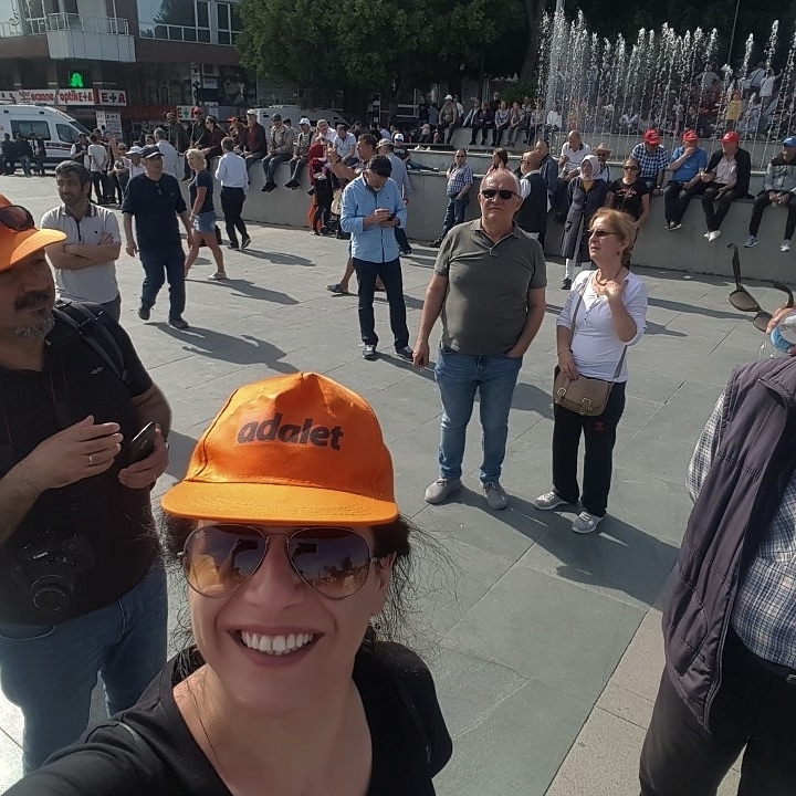 erkanmuniroglu's tweet photo. Bu fotoğrafa iyi bakın! Adaleti savunan bir kadını hak, hukuk, adalet diyenlerin sırf kendi partileri zarar görmesin diye yapılan kötülükleri görmezden gelmesi öldürdü! 
#DrAlevAslangirayİçinAdalet https://t.co/HaIiLpB42H