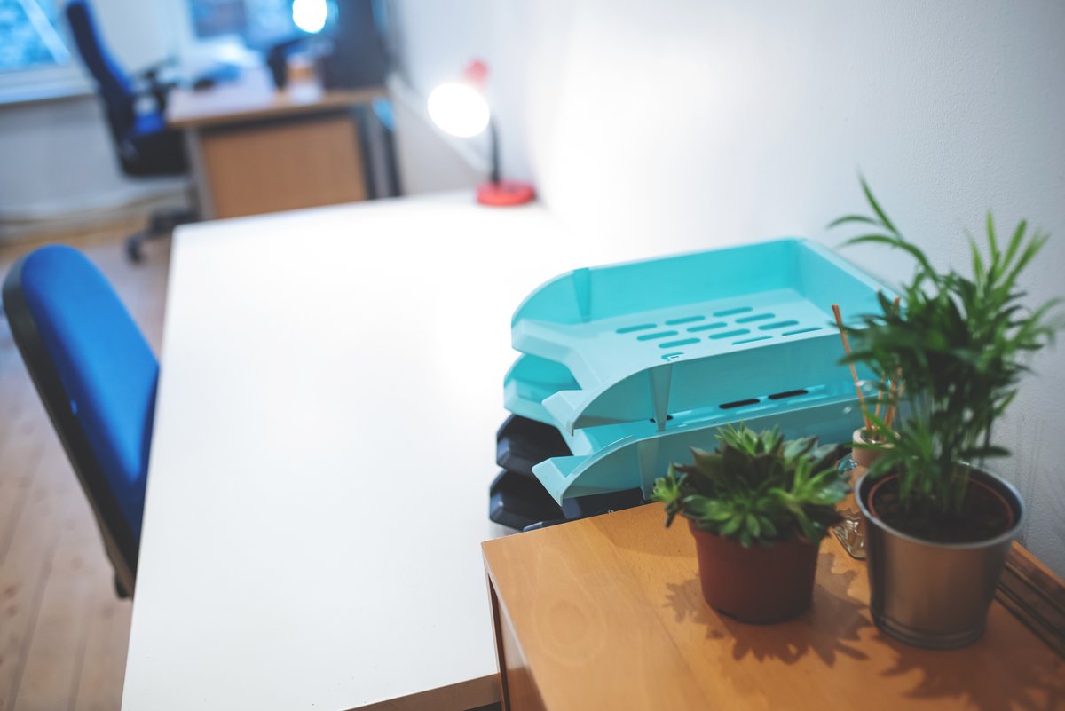 alasdairw's tweet photo. I have a wee studio in #GlasgowWestEnd and one last empty desk, begging for someone to rent for work/study/art/business. 
24/7 access, WiFi, nice creative studio mates, and vibrant artsy environment of the #HiddenLane. £120pm all inclusive. Get in touch to visit. 
Please RT! 💜🖖 https://t.co/jSpTPGGdI8