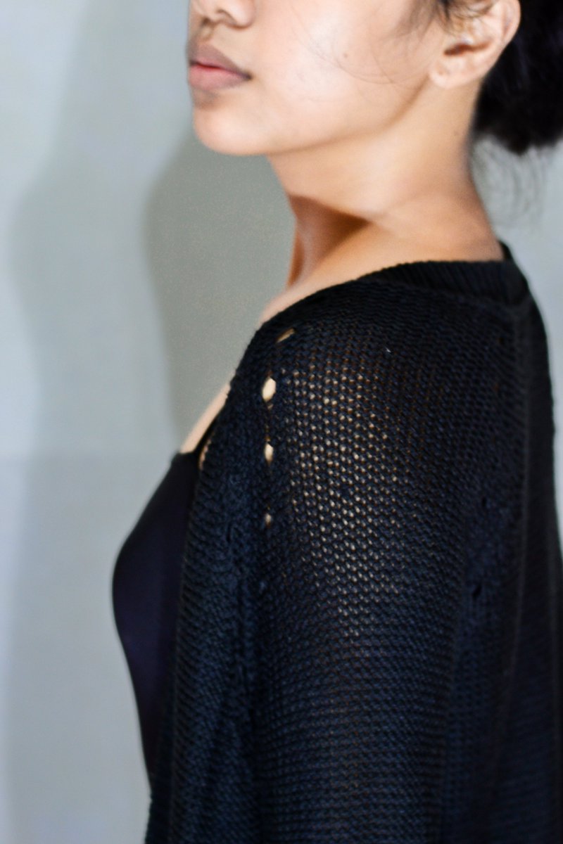 chencreates's tweet image. BLACK SWEATER FROM H&amp;amp;M
Price: P199

SIZE: S-M
CONDITION: 10/10
ㅤ
The item have been used lightly.
All items in excellent condition unless noted.