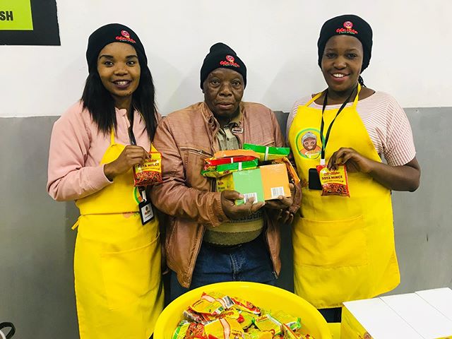 GoGosKitchenSA's tweet photo. Gogo's kitchen team ri thusa  customer nga dakalo 😀🤗😄 #vusi #influencerchallange #gogoskitchenteam #mudifho #dakalo #familypack #400g #200g #happy #mutton #chicken https://t.co/I8rsAU3qr3