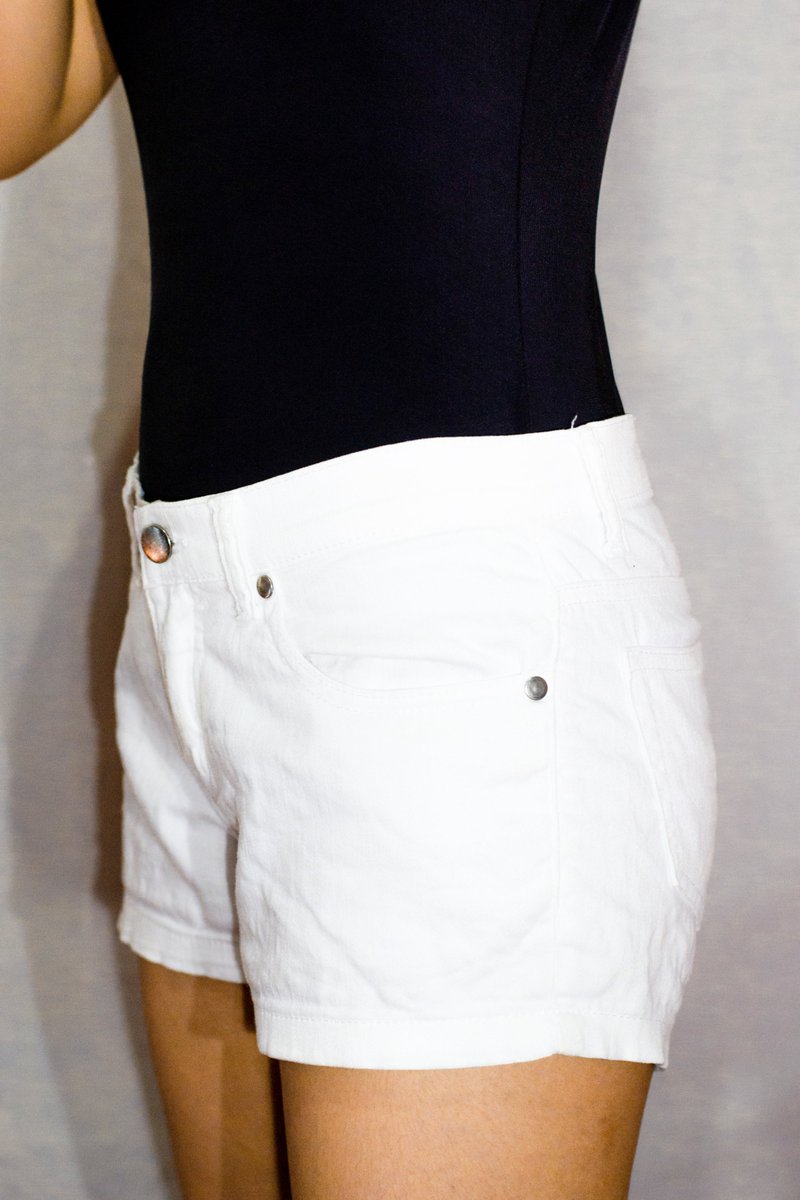 chencreates's tweet image. WHITE LOW-WAIST SHORT
Price: P129

SIZE: S
CONDITION: 9/10
DIMENTIONS: lxw | 24x27

The item have been used lightly.
All items in excellent condition unless noted.