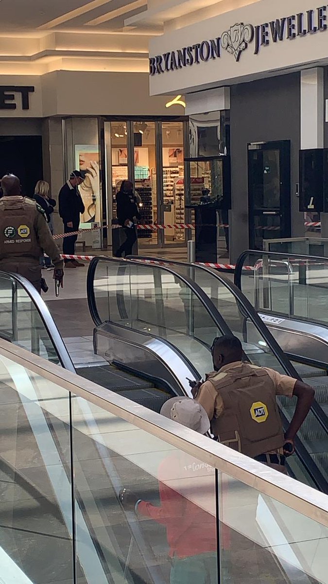 ARMED ROBBERY &amp; SHOOTING : JEWELLERY STORE. NICOLWAY CENTRE. WILLIAM NICOL DR. BRYANSTON. COJ. GP.