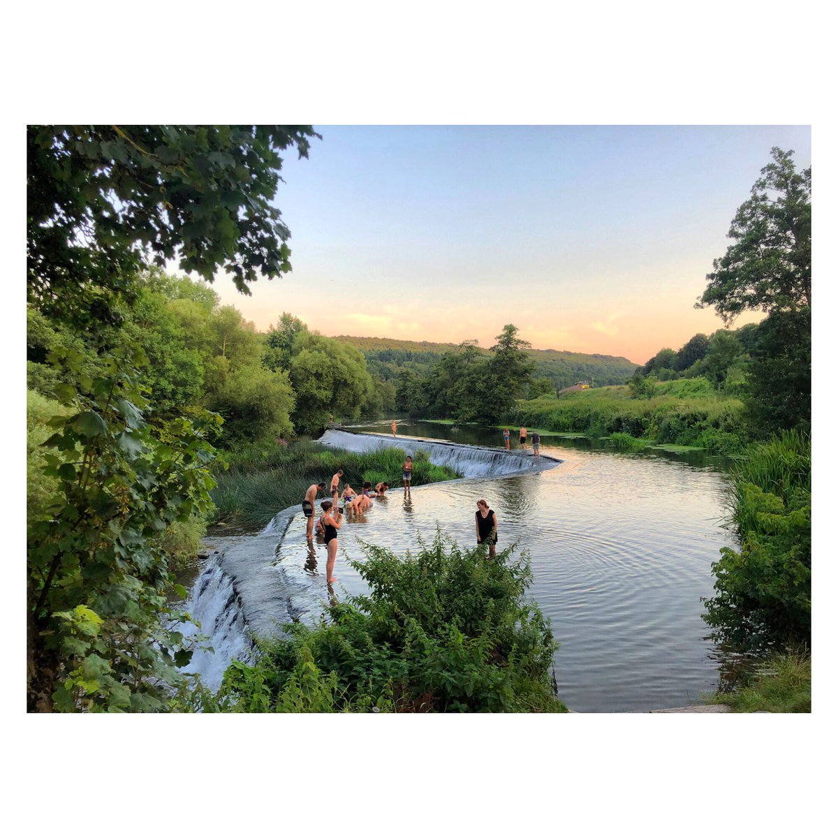 We 💚 Warleigh Weir, but we don’t love the crowds. Though it’s great to catch the sunset. You’ll find us wetting our toes in the slightly more serene stretch of river behind Batheaston 🏊‍♂️ ☀️ 

#batheaston #lovebatheaston #discoverbath #discoverbatheaston