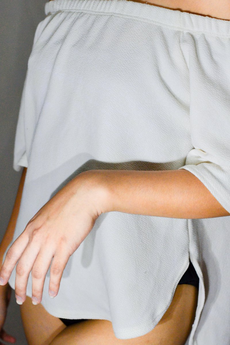 chencreates's tweet image. WHITE HIGH LOW TOP WITH OFF SHOULDER
Price: P99

SIZE: S-M (Stretchable)
CONDITION: 10/10
ㅤ
The item have been used lightly.
All items in excellent condition unless noted.