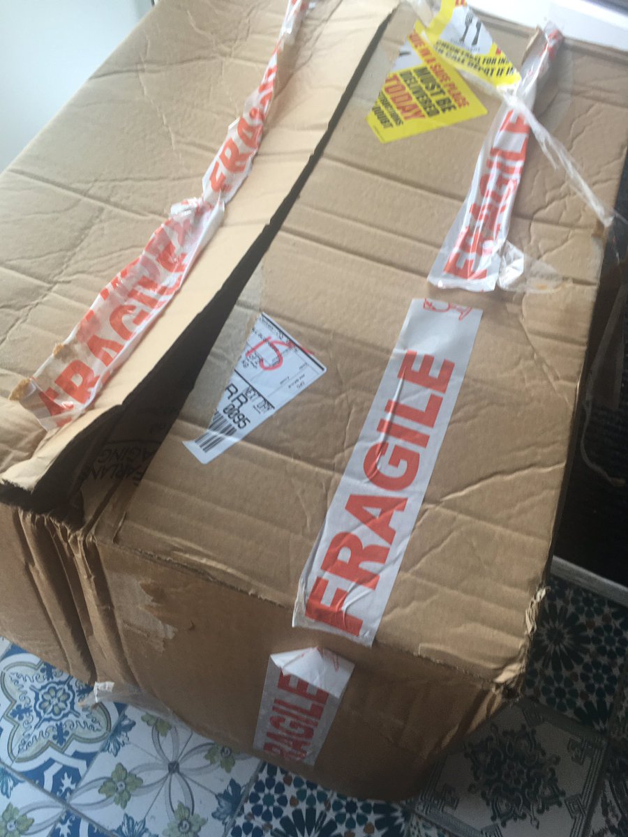 pickacard70's tweet photo. Wonder what bit about fragile @DPDgroup_news don’t understand . @HellenicGrocery https://t.co/m5dnZ808FU
