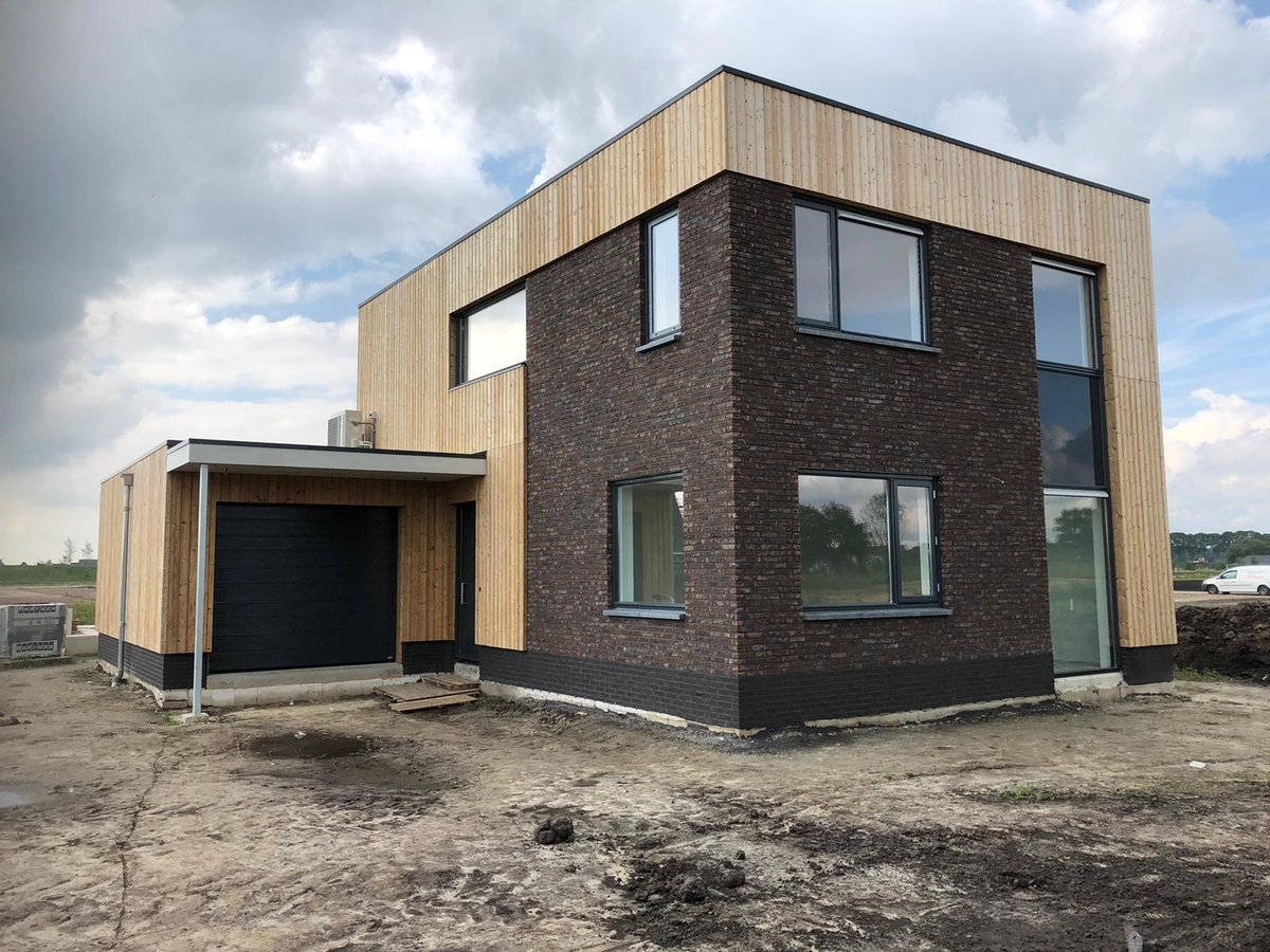 BouwRegeling's tweet photo. Na 3 weken vakantie te hebben gehad, zijn wij vandaag weer werkzaam en telefonisch bereikbaar!

- OPLEVERING VRIJSTAANDE WONING -

Op de eerste dag van onze vakantie hebben wij een kubuswoning in Groningen opgeleverd. Hierbij delen wij graag de foto's van een geslaagde oplevering https://t.co/0qGkofiEu9