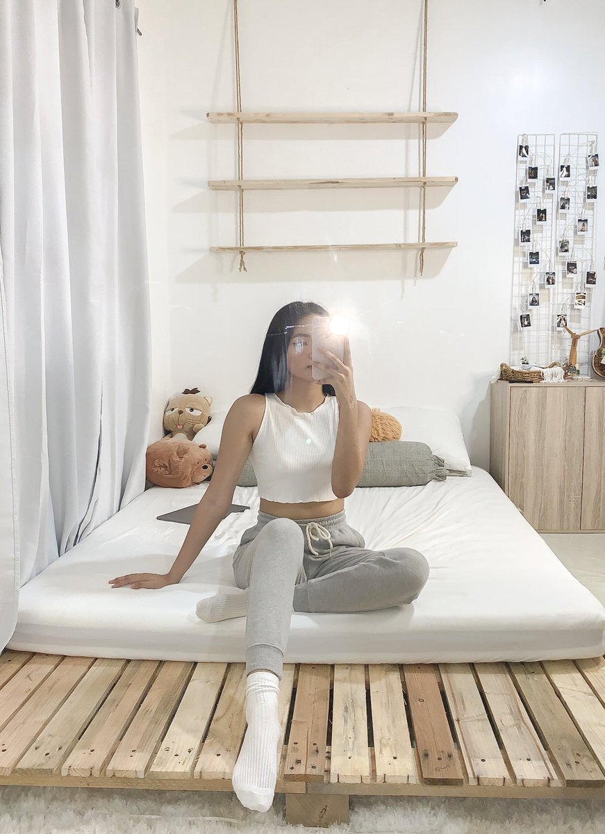 iamangelatungol's tweet photo. say hayiiiiihhh to my room ☁️ 🦦 https://t.co/VquIAeoIk1