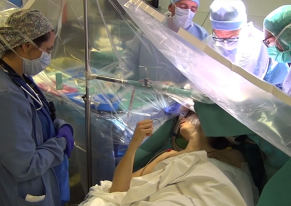 CHUdeLyon's tweet photo. #Chirurgie éveillée : « Au bloc opératoire, le patient est installé éveillé sur la table opératoire en prenant un soin particulier au confort. Puis l’anesthésiste prépare le patient avec l’#hypnose et endort localement le scalp »
https://t.co/CVuCDopC3A https://t.co/8Se5cg9Ldc