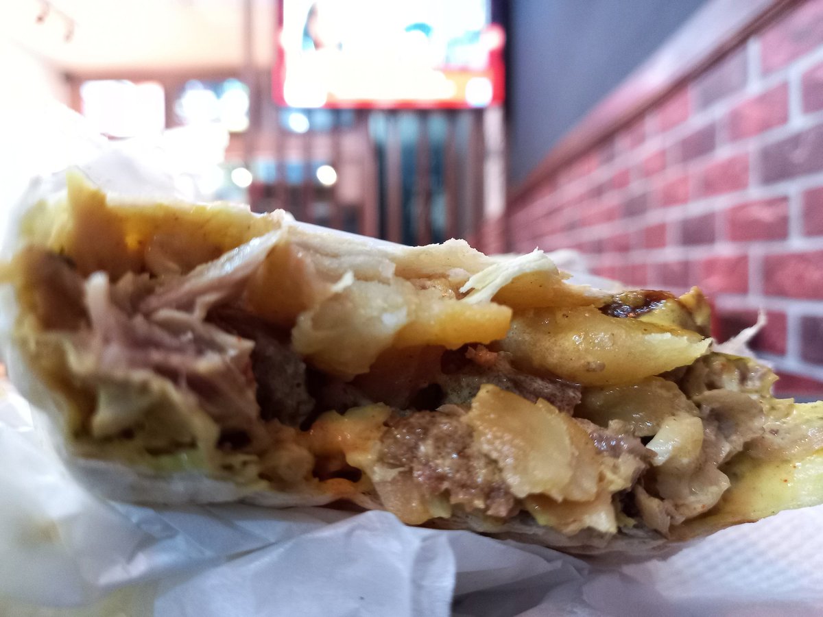 Kintacos1's tweet photo. Le goût de ça 🤤😍

#tacos #frenchtacos #frenchtacosdrc #foodporn #foodstagram #saveur #frites #sauce #saucefromagere #poulet #viande #kintacos #payez_moins_et_manger_mieux https://t.co/Fu4618TiqU