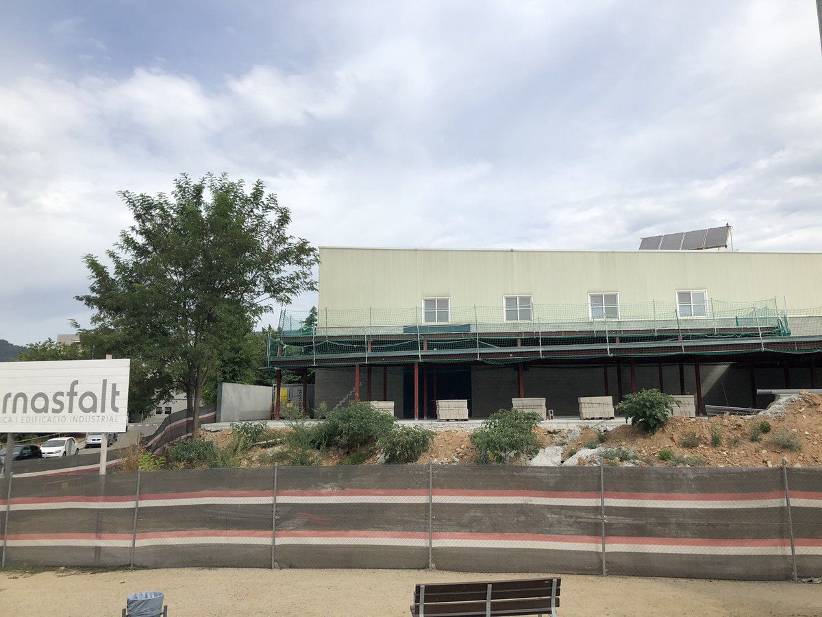 Matí de visita d'obres.Una de les més espectaculars és la 2apart de l'estructura central de la piscina antiga.Aprofitem q és agost i la piscina es pot buidar per afectar el mínim possible l'activitat esportiva. 
#esports #feina #working #obres #millores #agost #caldesdemontbui