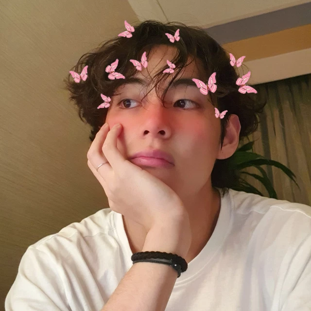 D_Butterfly12's tweet photo. "Jeśli nie jesteś zainteresowana chłopakami, którzy cię podrywają poprostu użyj mojego imienia i powiedz, że jest ktoś kogo widujesz oraz żeby przestali zawracać ci głowę" ~ Kim Taehyung https://t.co/ybnXckiuP7