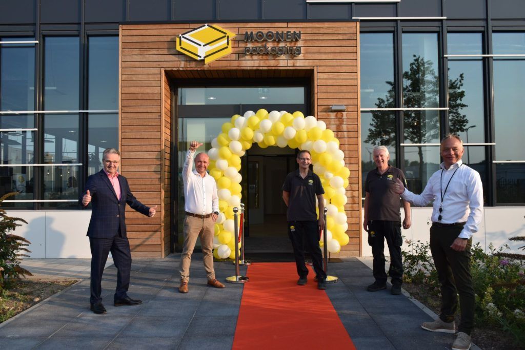 Moonen Packaging zet jubilarissen letterlijk in het zonnetje ➜ weertdegekste.nl/2020/08/moonen… #Weert