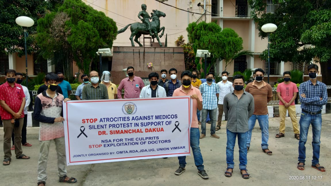 barik_sweta_19's tweet photo. Don't Pray Doctors like GOD,
Don't beat Doctors like SLAVES.
We demand NSA.
We demand #justiceforDrSimanchal
#medicostandunited
#stopviolenceagainstdoctors
@CMO_Odisha 
@spbalangir https://t.co/IqdBhL0AUr