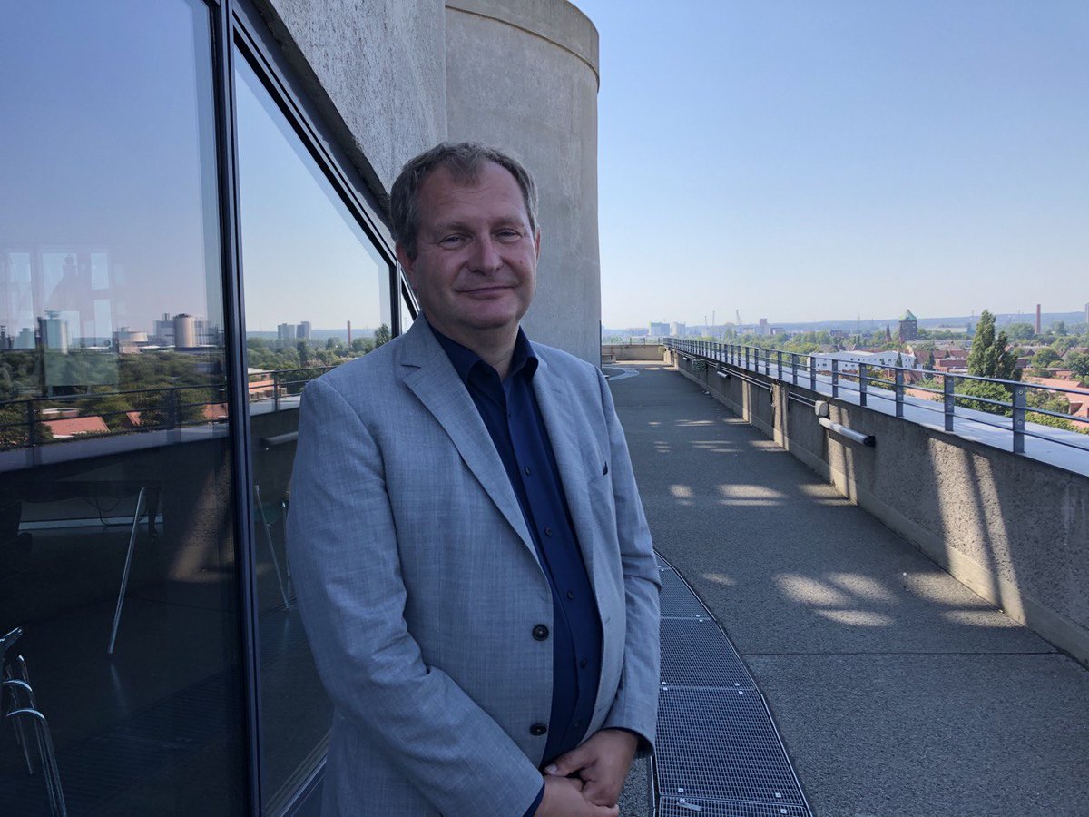 fhh_umwelt's tweet photo. Senator @JensKerstan zum Energiewende-Reallabor in #Wilhelmsburg: „#IW3 hat das Zeug, deutschlandweit zum Musterbeispiel für #Wärmewende und #Energiewende im städtischen Raum zu werden. Damit übernimmt #Hamburg einmal mehr eine Vorreiterrolle für innovative Energiewendeprojekte. https://t.co/Sqi0KTvCN3