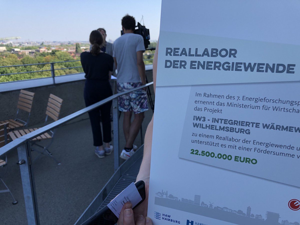 fhh_umwelt's tweet photo. Senator @JensKerstan zum Energiewende-Reallabor in #Wilhelmsburg: „#IW3 hat das Zeug, deutschlandweit zum Musterbeispiel für #Wärmewende und #Energiewende im städtischen Raum zu werden. Damit übernimmt #Hamburg einmal mehr eine Vorreiterrolle für innovative Energiewendeprojekte. https://t.co/Sqi0KTvCN3