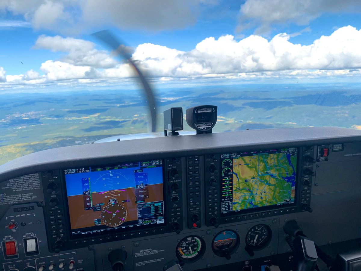 EPSTbv's tweet image. Cockpit view van de C172 in Noorwegen. ✈️ #hoewordikpiloot #pilotlife #studypilot #pilotschool #epst #OSMAA #osmaviationacademy #norway #cockpit #cockpitview