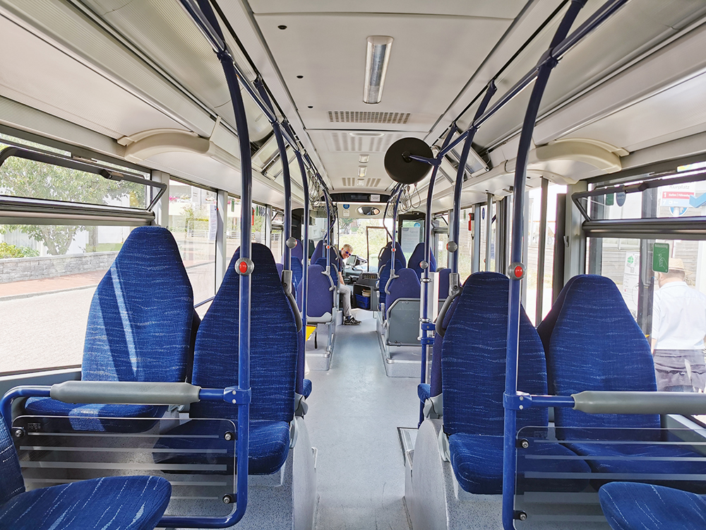 Ein menschenleerer Bus auf #Norderney ist Seltenheit. Pro Fahrt nehmen die #Busse nur 30 Passagiere mit; dafür fahren mehr Busse als sonst. Die Angst nicht mitgenommen zu werden, ist groß. Aber: Jeder erreicht das Schiff und kommt in die Stadt, versichert der Fahrdienstleiter.